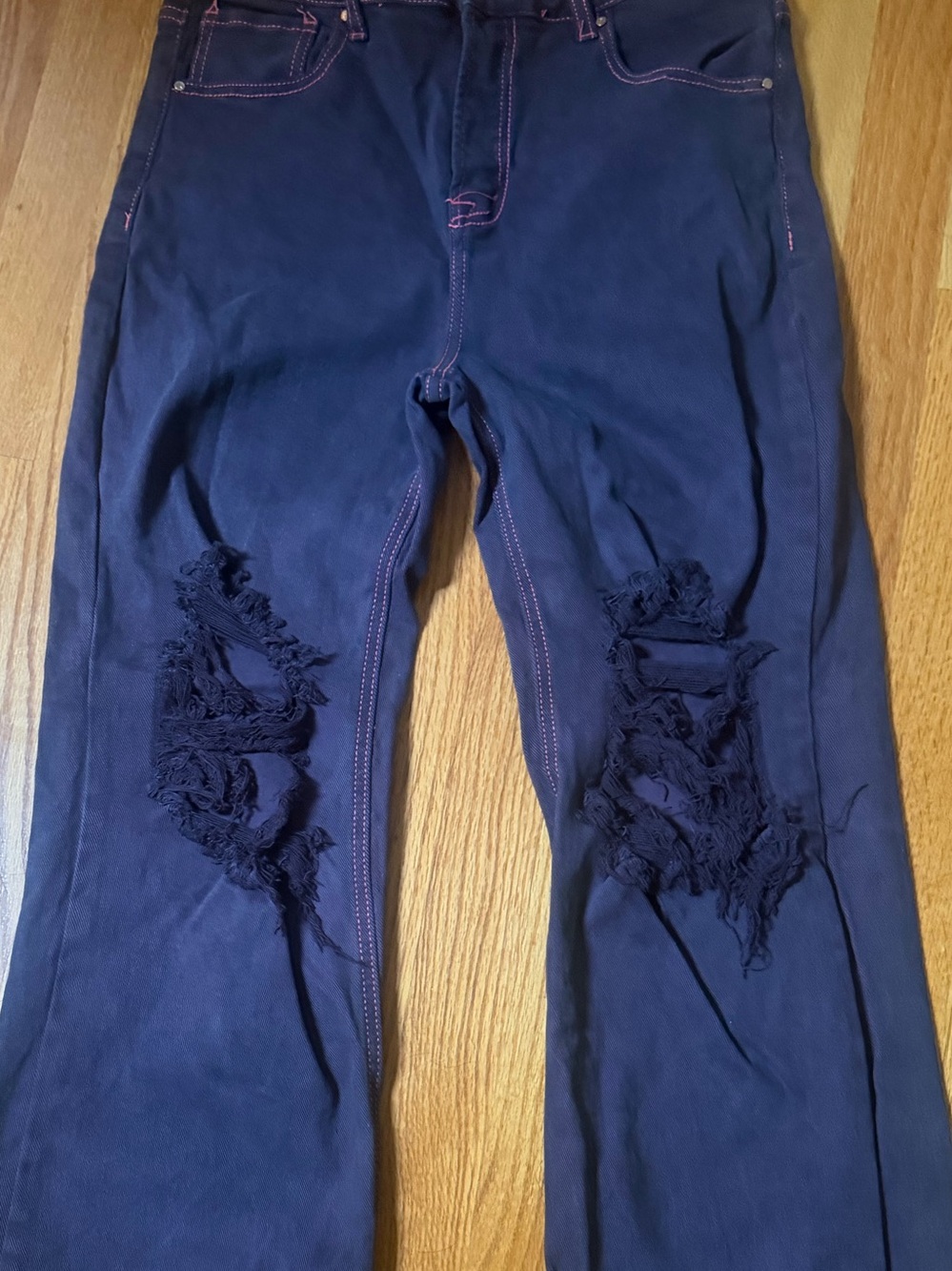 Risen Jeans Distressed Jeans with cool pink stitching with a raw hem - Picture 2 of 2